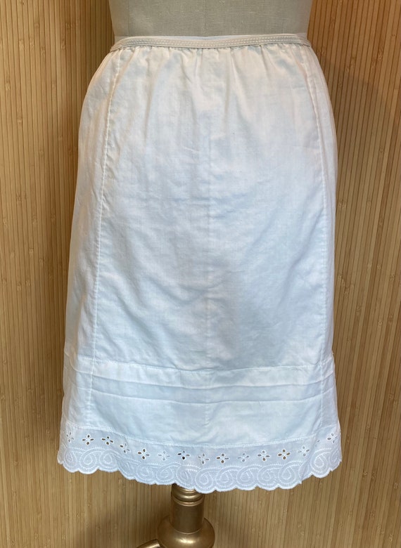 vintage eyelet half slip Gem