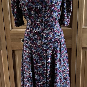Robe florale foncée luxuriante de motifs ultérieurs des années 1990