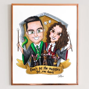 Puede incluir: Ilustración enmarcada con dos personajes de dibujos animados con túnicas de mago, sosteniendo varitas. También se representa una serpiente verde y un perro pequeño. La pancarta de abajo dice: "Don't let the muggles get you down."