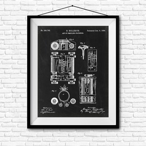 以下が含まれることがあります： 機械式装置の白黒のヴィンテージな特許図面。図面には「統計の編集の技術」というタイトルが付けられており、1889年1月8日の日付が記載されています。特許番号は395,732です。図面には、歯車、車輪、その他の機械部品が備わった機械が描かれています。