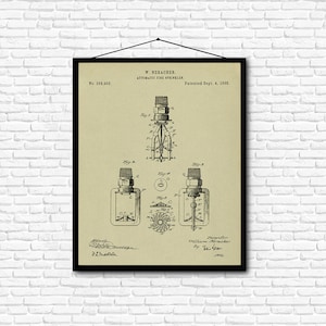Peut inclure: Une illustration en noir et blanc d'un brevet pour un arroseur automatique. Le brevet est pour un dispositif qui utilise un élément sensible à la chaleur pour déclencher la libération d'eau. Le numéro de brevet est 388,905 et la date est le 4 septembre 1888.