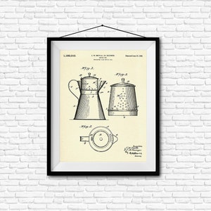 Puede incluir: Un dibujo de patente vintage en blanco y negro para una cafetera. El dibujo muestra una cafetera con un colador y un pico. El número de patente 1,188,010 es visible en la parte superior del dibujo. La patente fue otorgada a C.M. Smith y A.L. Salziger el 27 de junio de 1916.