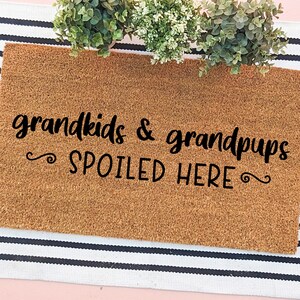 ZJXHPO Gartenflagge „Grandkids Spoiled Here“ – Oma & Opas Haus, Personalisierbar, Für Zaun Oder Vorgarten