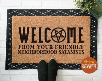 Felpudo de los amigables satanistas del vecindario: divertido felpudo de bienvenida ocultista, decoración gótica para el hogar, felpudo de fibra de coco con pentagrama,
