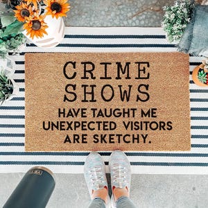 Paillasson « Faits divers » | Tapis de bienvenue pour visiteurs inattendus | Les séries policières m'ont appris que les visiteurs inattendus sont louches | Paillasson humoristique