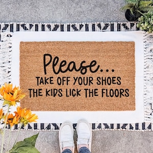 Funny Kids Lick the Floors Doormat, Please Take Off Your Shoes Door Mat, Remove Your Shoes Welcome Mat, Gift for Mom, Mother&#39;s Day Gift