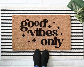 Good Vibes Only Doormat – Retro Welcome Mat, Positive Quote Entryway Rug, Outdoor Home Decor, Housewarming Gift