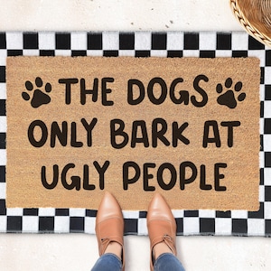 Deurmat grappige hond - alleen honden blaffen naar lelijke mensen, cadeau huisdierliefhebber, aanstootgevende welkomstmat, cadeau voor hondenbezitters, decor hal