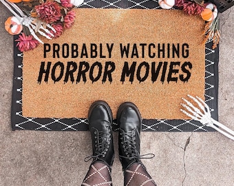 Halloween dörrmatta, förmodligen tittar på skräckfilmer välkomstmatta, Halloween heminredning, höstdekor, höstdekor, skräckfilmsmissbrukare