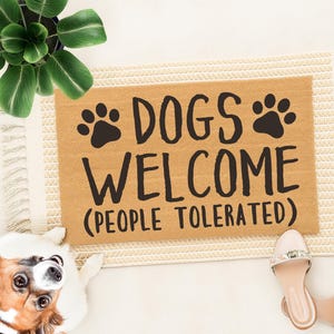 Honden welkom mensen getolereerde deurmat – grappig hondenliefhebber cadeau, diervriendelijke deurmat, leuke welkomstmat voor hondenbezitters, gangkleed