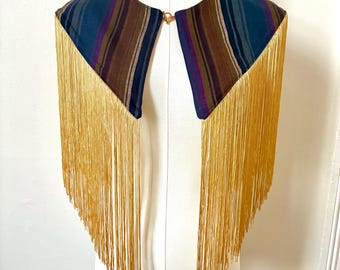 Gestreept, omkeerbaar capeje met franjes en gouden kwastjes, serape cape in boho-westernstijl.