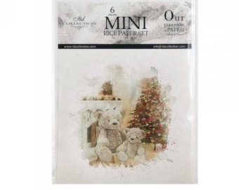 Può includere: Un pacchetto di 6 fogli di carta di riso mini con un'illustrazione ad acquerello di due orsacchiotti seduti davanti a un camino e un albero di Natale. Il testo sulla confezione recita "Itd. Collection Mini Rice Paper Set Our passion in paper".