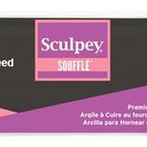 Pu&ograve; includere: Un blocco di argilla da forno Sculpey Souffle da 198 grammi (7 once) color papavero. L'argilla &egrave; di colore marrone scuro ed &egrave; confezionata in una confezione bianca e viola con il logo Sculpey Souffle.
