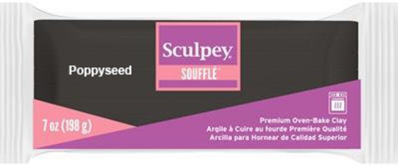 Pu&ograve; includere: Un blocco di argilla da forno Sculpey Souffle da 198 grammi (7 once) color papavero. L'argilla &egrave; di colore marrone scuro ed &egrave; confezionata in una confezione bianca e viola con il logo Sculpey Souffle.