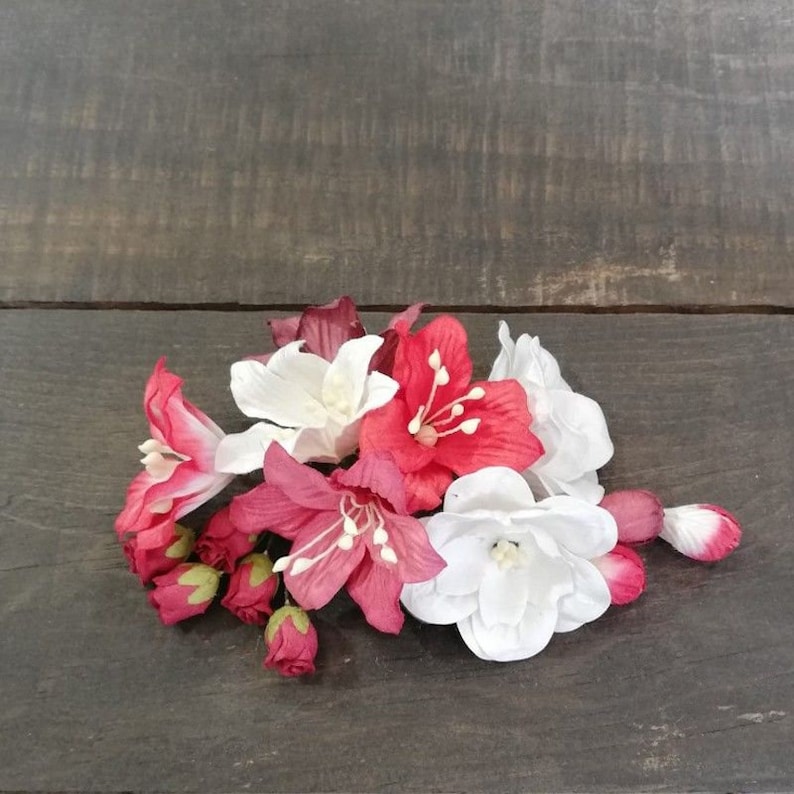 25-009 Mix Of Flowers KORA Projects Red And White Flowers Bouquet Of Flowers KORA Flowers KORA Passion Flowers