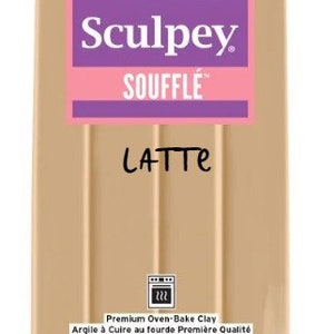 Pu&ograve; includere: Un pacchetto di pasta modellabile Sculpey Souffle Latte da cuocere in forno. La confezione &egrave; viola con un foro di sospensione bianco. La pasta &egrave; di colore marrone chiaro. La confezione riporta la scritta "Argilla per Forno di Qualit&agrave; Superiore" e "7 oz (198 g)".