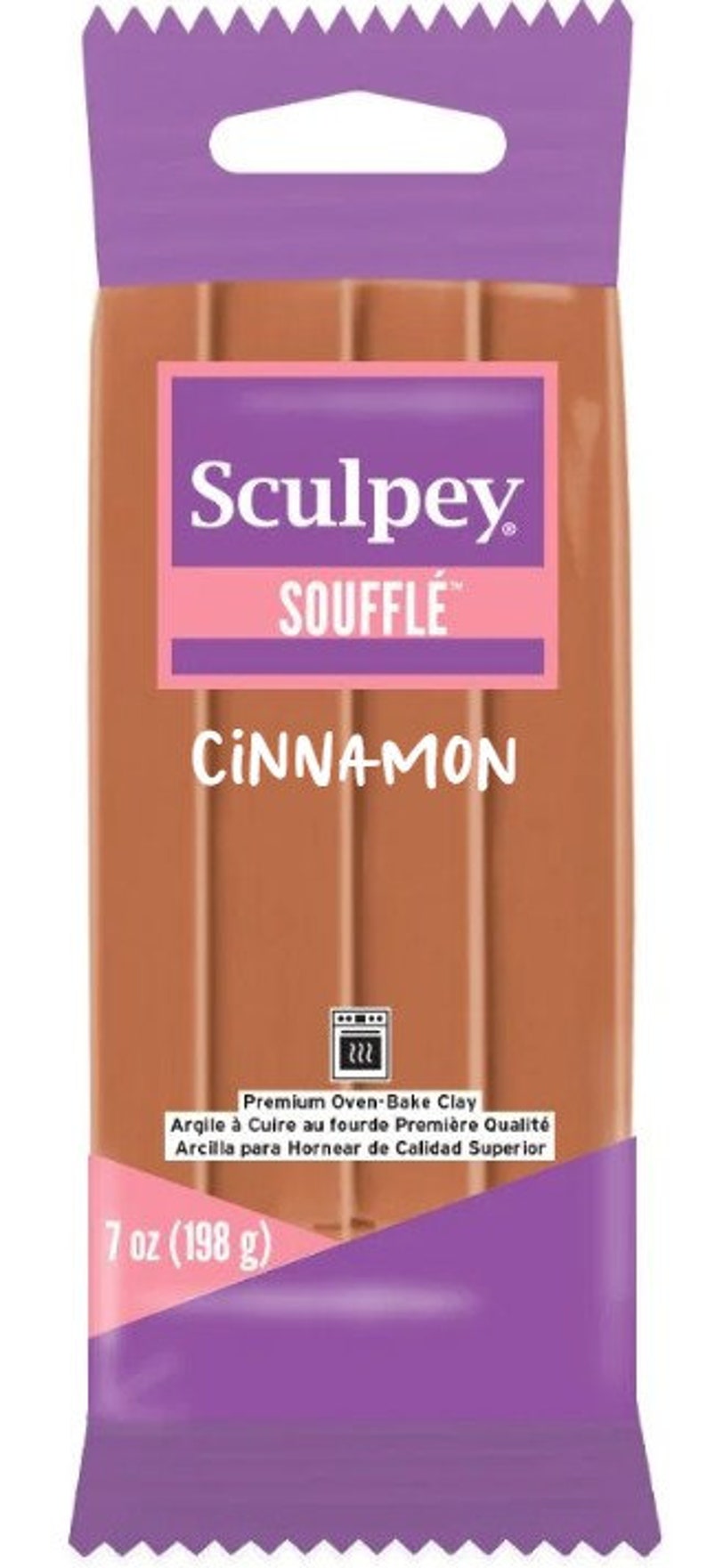 Pu&ograve; includere: Una confezione da 198 grammi di pasta modellabile da forno Sculpey Souffle Cannella. La confezione &egrave; viola con un'etichetta rosa e presenta il logo Sculpey e le parole "Souffle" e "Cannella".