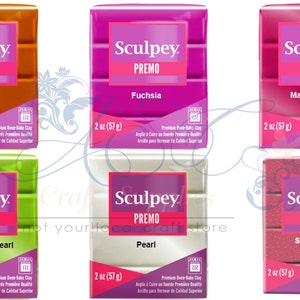 Op de afbeelding: Zes verpakkingen van 57 gram Sculpey Premo polymeerklei in de kleuren Raw Sienna, Fuchsia, Magenta Pearl, Bright Green Pearl, Pearl en Sunset Pearl.