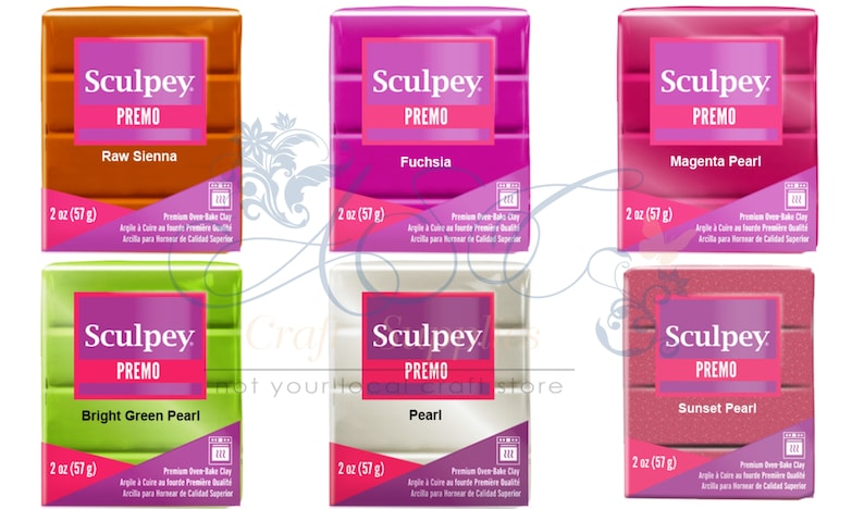Op de afbeelding: Zes verpakkingen van 57 gram Sculpey Premo polymeerklei in de kleuren Raw Sienna, Fuchsia, Magenta Pearl, Bright Green Pearl, Pearl en Sunset Pearl.