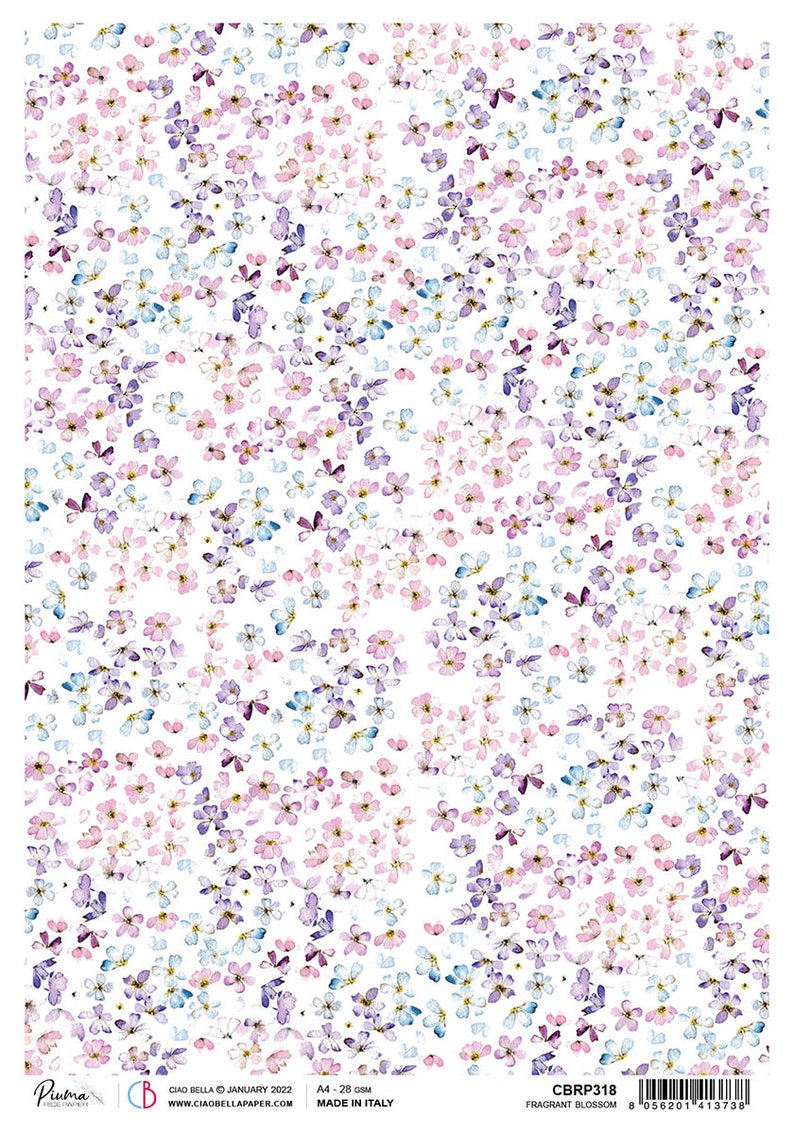 以下が含まれることがあります： 白い背景に、小さく繊細なピンク、青、紫の花がランダムに散りばめられた繰り返しパターンが描かれています。