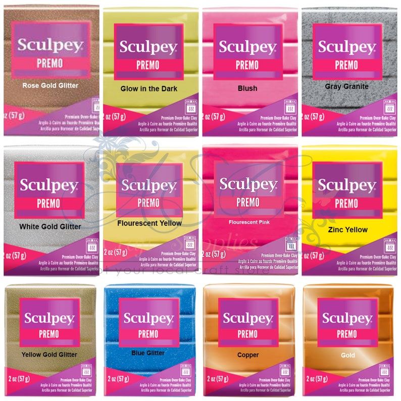 Op de afbeelding: Assortiment van 10 Sculpey Premo polymeerklei kleuren, waaronder Rosegoud Glitter, Glow in the Dark, Blush, Grijs Graniet, Witgoud Glitter, Fluorescerend Geel, Fluorescerend Roze, Zinklegering, Geelgoud Glitter, Blauw Glitter, Koper en Goud. Elke 2 ounce (57 gram) blok klei is gelabeld met de kleurnaam en Sculpey Premo.