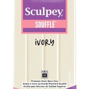 Pu&ograve; includere: Un pacchetto di pasta modellabile da forno Sculpey Souffle Ivory. La confezione &egrave; viola con un'etichetta bianca che dice "Sculpey Souffle Ivory". Il pacchetto &egrave; di 7 once (198 grammi).
