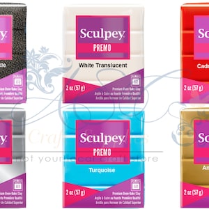 Op de afbeelding: Zes 57 gram blokken Sculpey Premo polymeerklei in verschillende kleuren, waaronder Twinkle Twinkle, Wit Translucent, Cadmium Red Hue, Zilver, Turquoise en Antique Gold.
