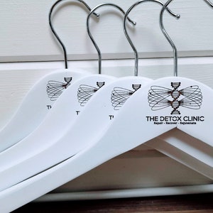 Gravierte Kleiderbügel aus Holz / Weiß - Hochzeitsparty; Braut, Brautjungfern, Namen, Bekleidungsladen; New Business, Personalisierter Shop, Logos.