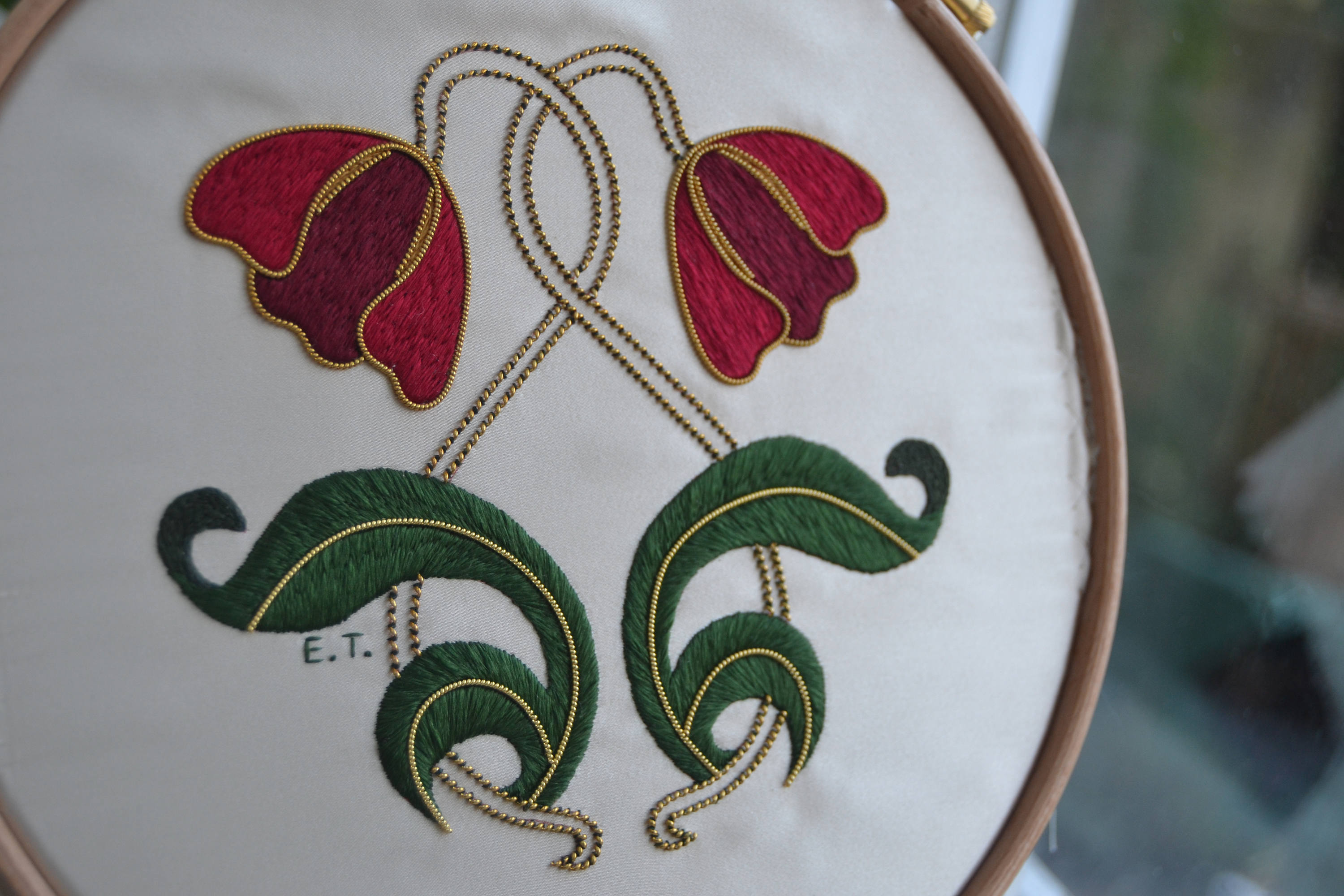 Tulip Tops Crewel Embroidery Kit - Beginner Embroidery at Weekend Kits