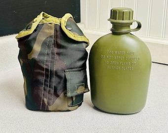 Borraccia militare vintage in plastica rigida da collezione, colore verde mimetico, anno 1976, prodotto da R&D negli Stati Uniti.