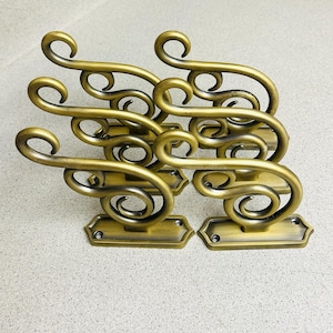 Pottery Barn 6 Wandhaken aus massivem, gebürstetem Messing in Goldfarbe mit Scrollmuster – Design für Zuhause