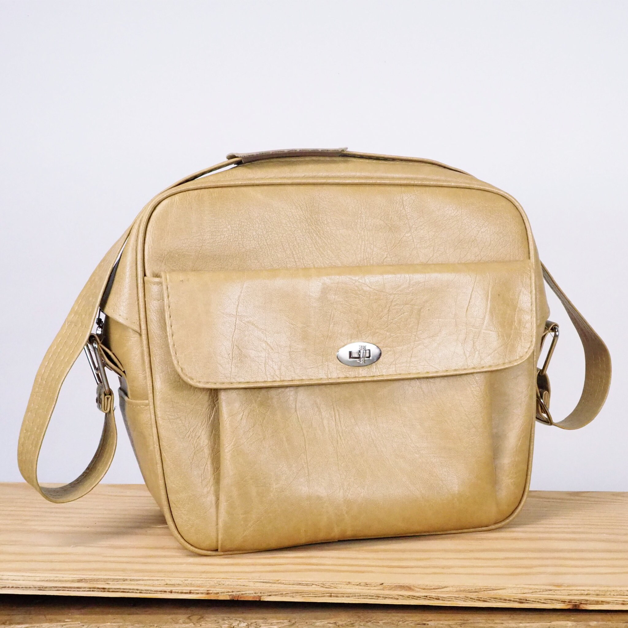 Samsonite ベージュゴールド ガーメントバッグ Amazon.com: Samsonite Classic Leather Flapover, Cognac , One