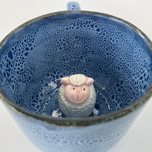 陶器のマグカップ - 羊の陶器のマグカップ - 幸せな羊のマグカップ - 手作りのマグカップ - マグカップの中の動物 - マグカップの中の羊