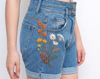 秋のデイジーと野花の刺繍入りデニムショートパンツ（レディース）、コテージコア風ハイウエストジーンズショートパンツコーデ
