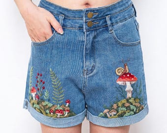 カタツムリとキノコの刺繍入りデニムショートパンツ（レディース）、ウッドランドコテージコア風ハイウエストジーンズショートパンツ