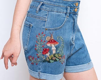 カタツムリとキノコの刺繍入りデニムショートパンツ（レディース）、ウッドランドコテージコア風ハイウエストジーンズショートパンツ
