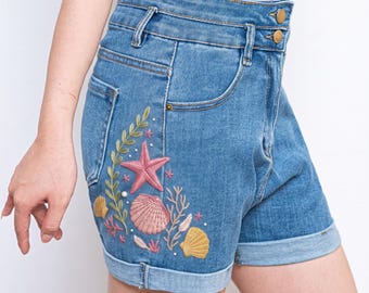 ピンクのヒトデと貝殻の刺繍入りデニムショートパンツ（レディース）、オーシャンハイウエストジーンズショートパンツ、夏の装い