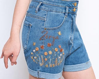 名前入りワイルドフラワー刺繍入りデニムショートパンツ（レディース）、カスタムハイウエストジーンズショートパンツ