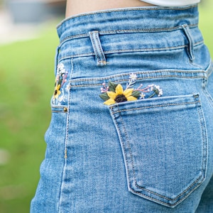 Vaqueros de mezclilla con bordado floral hecho a mano, diseño de girasol