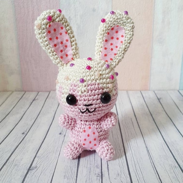 Amigurumi lapin rose pastel avec perles colorées peluche lapin kawaii, pièce unique au crochet home decor