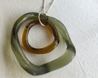 Halskette aus recyceltem Aveda-Flaschenglas mit Sterlingsilberkette