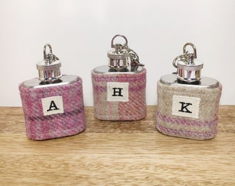 Set of 10 Personalised Wedding Favours - Scottish Wedding Favour - Wedding Favour - Tartan - Tweed - Mini Hip Flask - Wedding Favour Keyring