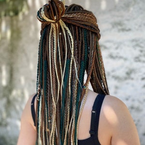Rastas sintéticas, puesta de sol otoñal, extensiones de rastas de aspecto natural SE o DE, rastas y trenzas lisas con accesorios, estilo boho