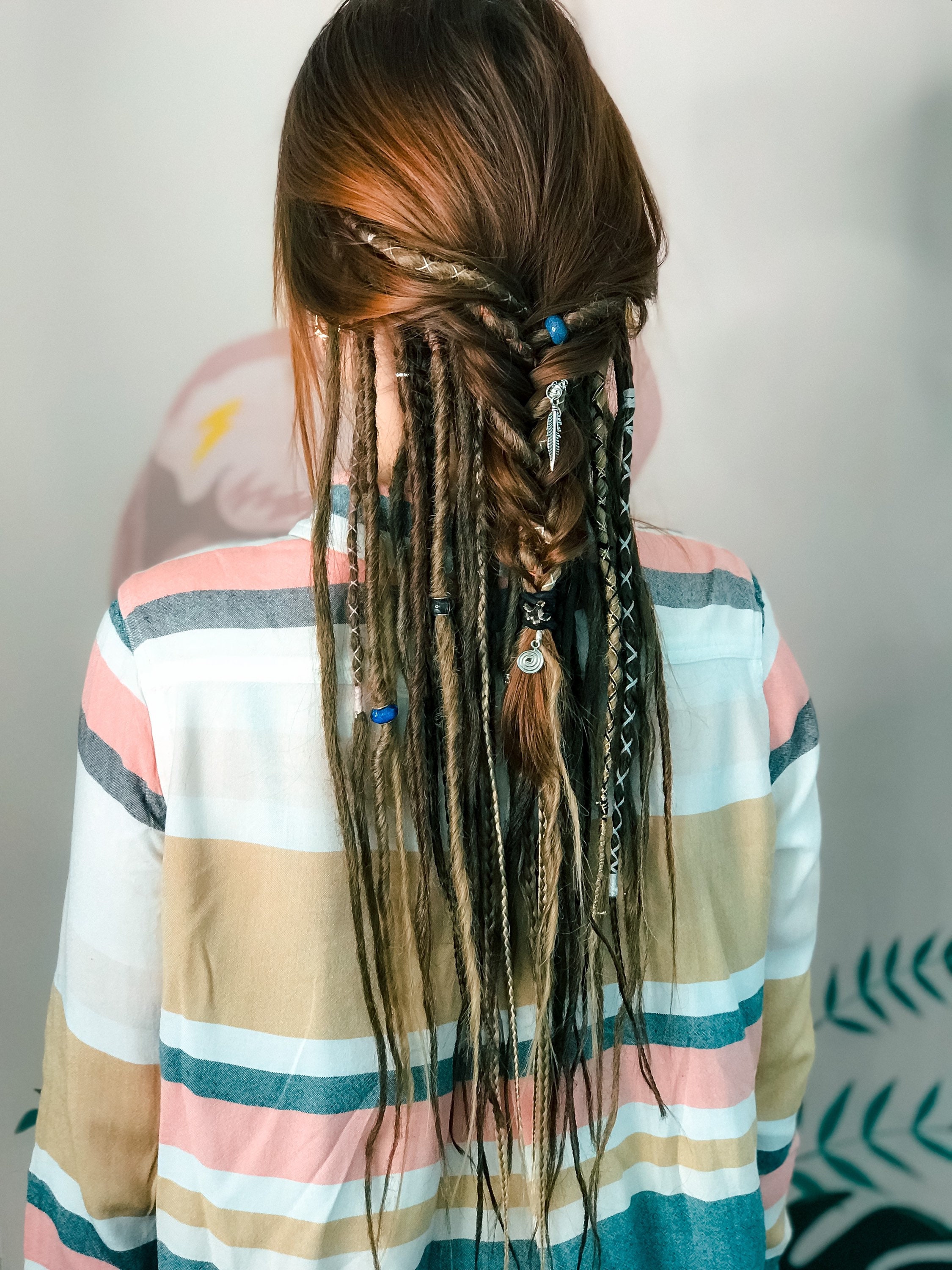 超ナチュラルなボヘミアン風ライトブラウンの合成ドレッドヘア