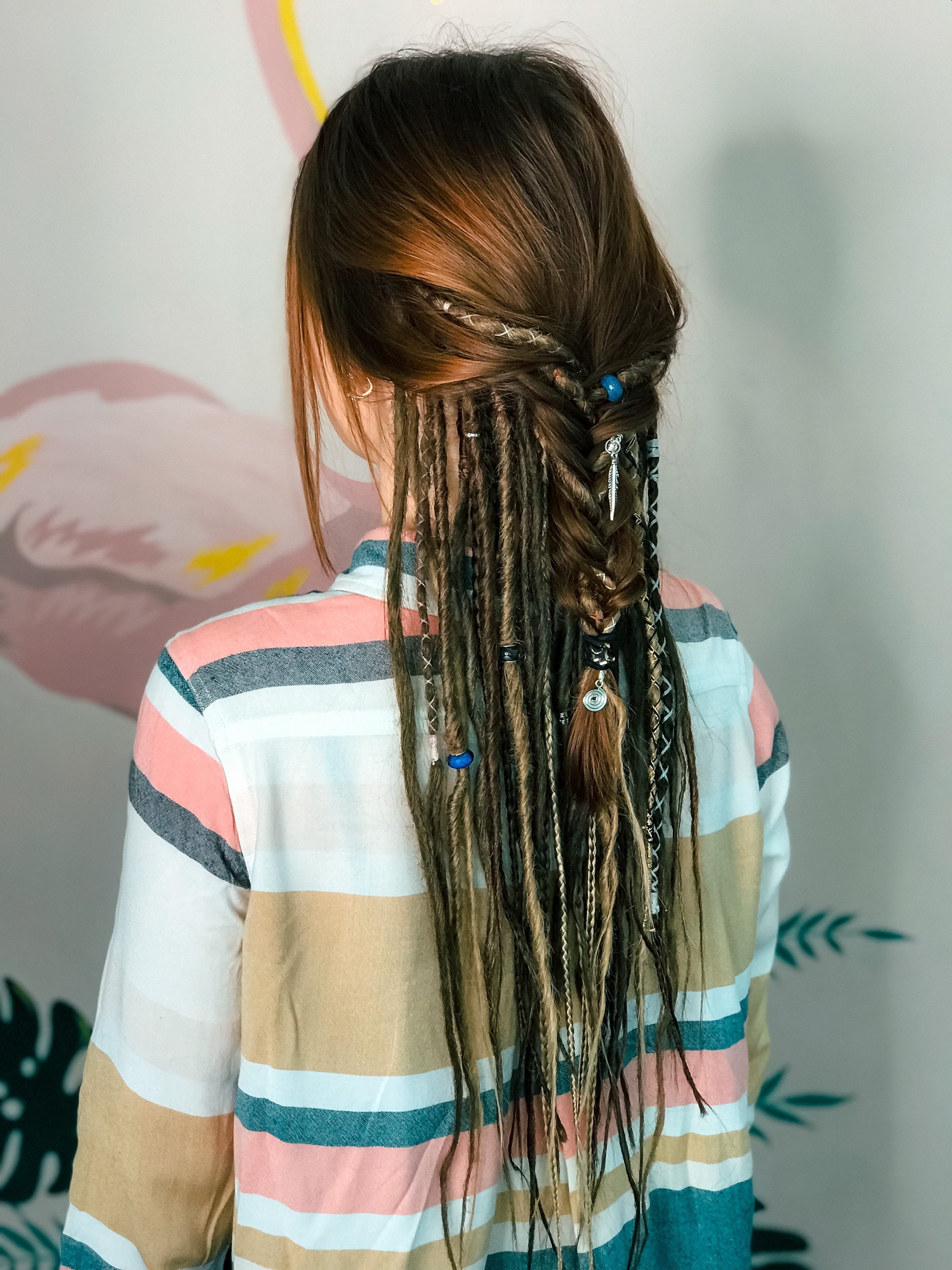 超ナチュラルなボヘミアン風ライトブラウンの合成ドレッドヘア