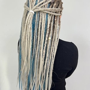 Rastas sintéticas, conjunto rubio ceniza perfecto, extensiones de rastas tejidas a crochet, peinado boho de festival SE o DE, mechones grises y azules con accesorios