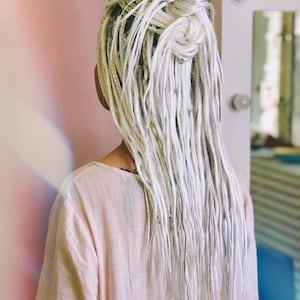 Synthetische dreads, annapurna-set, sneeuwwitblond, gladde dunne dreadlocks-extensies met accessoires, SE of DE, boho-kapsel, festival