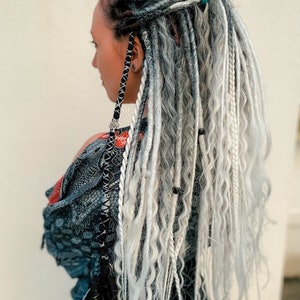 Dreads, Sugar Mountain Set, synthetische gehäkelte Dreadlocks und Zöpfe, Dready Waves, schwarz und weißes Ombre mit Zubehör, Boho Frisur