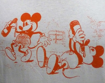 Camiseta vintage paródia do Mickey bêbado