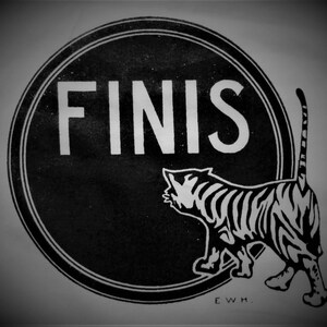Peut inclure: Illustration en noir et blanc d'un tigre avec le mot "FINIS" dans un cercle. L'illustration est signée "E.W.H."